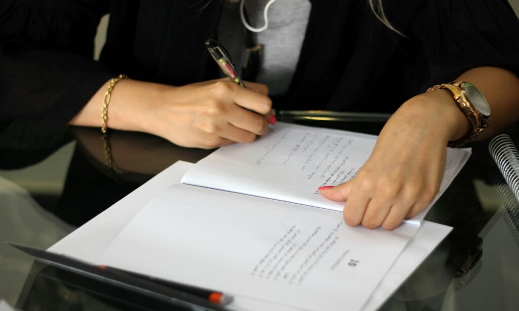 mujer firmando acta notarial
