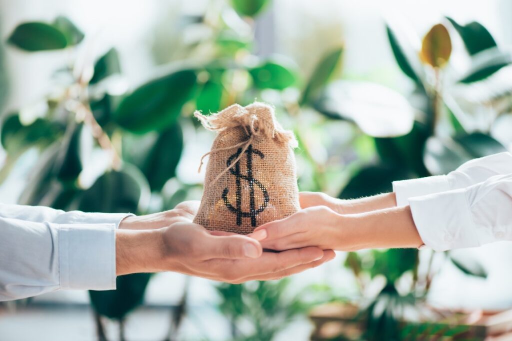 personas sosteniendo bolsa de dinero simbolizando herencia